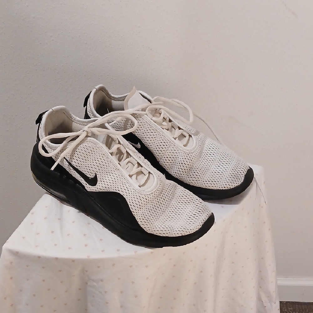 Nike Air Max Motion 2 Women's White Black Running Shoes Size 10 AO0352 100